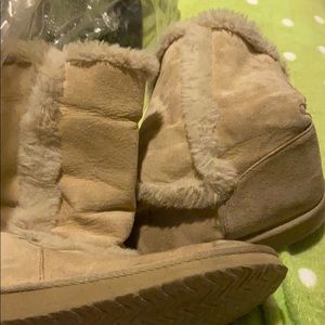 Tan snow boots